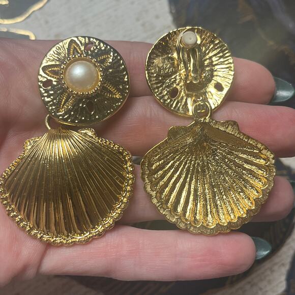 Vintage Large Runway 80s AVON Pearl and Gold Shell Mermaid Beach Earrings D2 - Picture 8 of 8